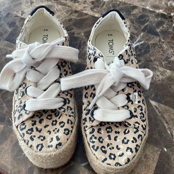 TOMS - Picture 1 of 6
